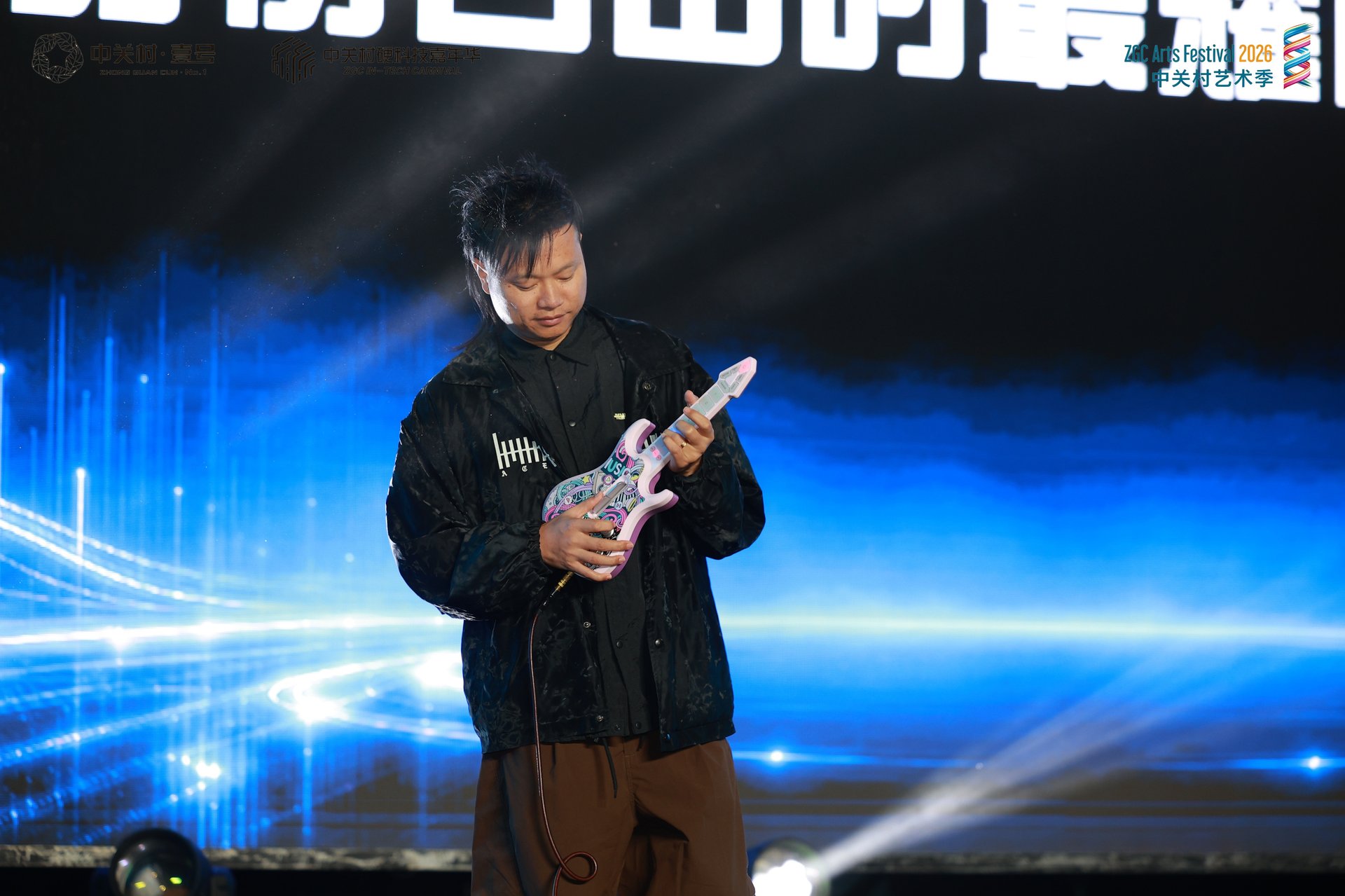 演出者在AI演绎舞台上弹奏无弦吉他