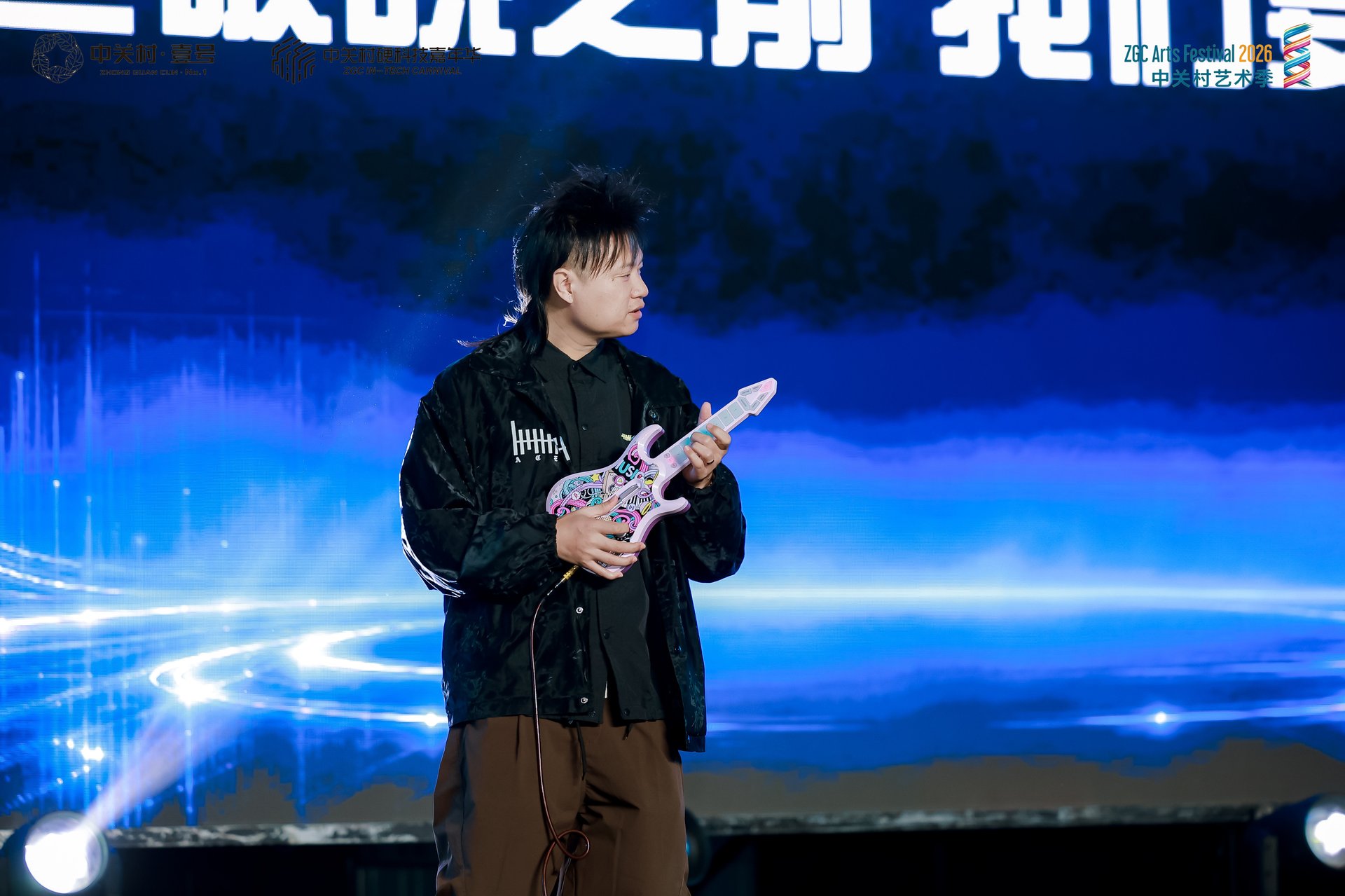 AI演绎舞台无弦吉他演奏特写